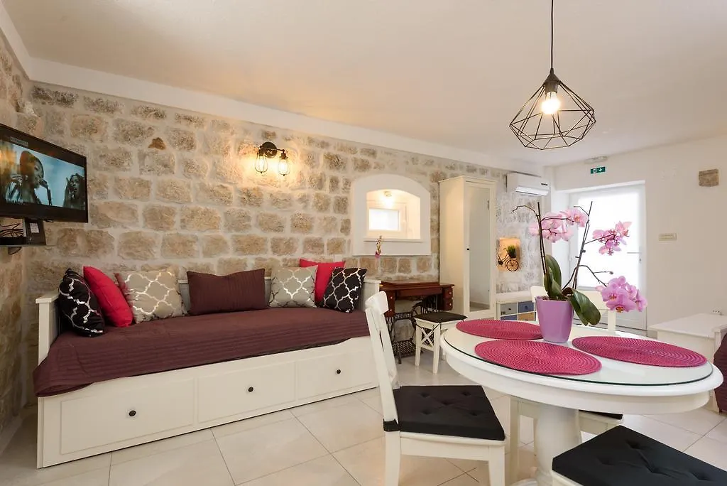 Studio Tironi 2 -Sonja Trogir 0*,  Chorvatsko